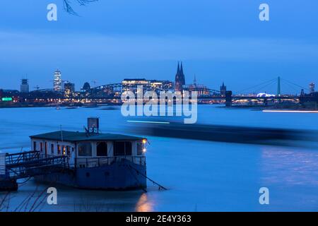 Blick vom Ortsteil Rodenkirchen auf die Stadt, Südbrücke, den Kölnturm, Rheinauer Hafen, den Dom, Rhein, Köln, Deutschland. Blick V Stockfoto