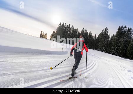 Schöne aktive Senioren Langlauf im frisch gefallenen Pulverschnee in den Allgauer alpen bei Immenstadt, Bayern, Deutschland Stockfoto