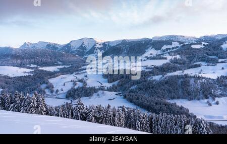 Winterlandschaft bei Sonnenuntergang in den Allgäuer Alpen bei Oberstaufen mit Blick auf die Nagelfluh-Bergkette, Allgäuer Alpen Stockfoto