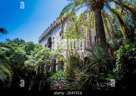 Vieille ruine dans la végétation à Hyères en France Stockfoto