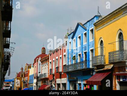 Außenansicht von Gebäuden im Kolonialstil mit Backstein- und Talavera-Ziegelmauern entlang der historischen Calzada 16 de Septiembre in Atlixco, Puebla Mexiko. Stockfoto