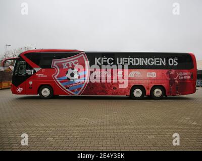 Mannschaftsbus mit Vereinswappen KFC Uerdingen DFB 3. Division Saison 2020-21 Stockfoto