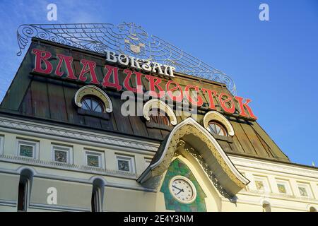 Wladiwostok, Russland-12. Juni 2020: Das Gebäude des alten Bahnhofs, ein Wahrzeichen der Stadt. Stockfoto