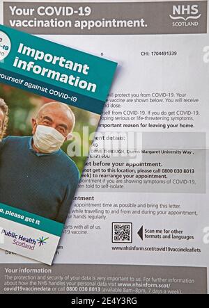 Edinburgh, Schottland, Großbritannien. Januar 2021. Ankunft von Covid-19 Impfungsschreiben und Flugblatt, ausgerollt in Schottland für über 70er Jahre, Großbritannien, nicht in einem blauen Umschlag, wie weithin beworben. Stockfoto