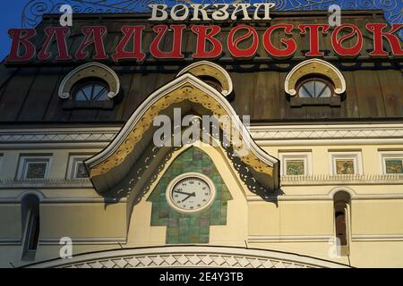 Wladiwostok, Russland-12. Juni 2020: Das Gebäude des alten Bahnhofs, ein Wahrzeichen der Stadt. Stockfoto