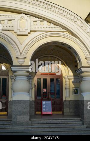 Wladiwostok, Russland-12. Juni 2020: Das Gebäude des alten Bahnhofs, ein Wahrzeichen der Stadt. Stockfoto