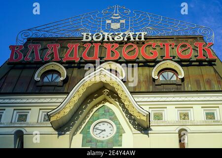 Wladiwostok, Russland-12. Juni 2020: Stadtlandschaft mit Blick auf das alte Bahnhofsgebäude. Stockfoto