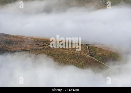 Wolkeninversion in Wensleydale, wobei die Wolken an den Talböden festhalten. Yorkshire Dales National Park, Großbritannien. Stockfoto