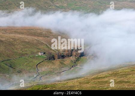 Wolkeninversion in Wensleydale, wobei die Wolken an den Talböden festhalten. Yorkshire Dales National Park, Großbritannien. Stockfoto