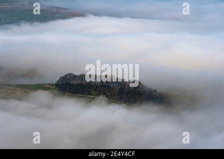 Wolkeninversion in Wensleydale, wobei die Wolken an den Talböden festhalten. Yorkshire Dales National Park, Großbritannien. Stockfoto