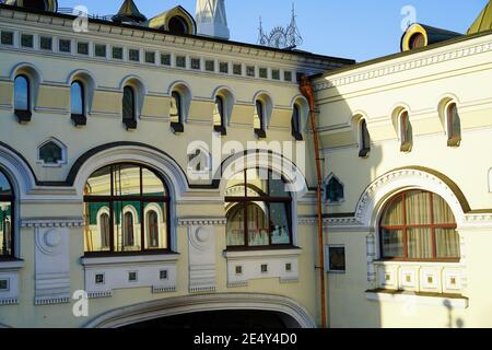 Wladiwostok, Russland-12. Juni 2020: Stadtlandschaft mit Blick auf das alte Bahnhofsgebäude. Stockfoto