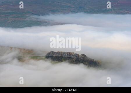 Wolkeninversion in Wensleydale, wobei die Wolken an den Talböden festhalten. Yorkshire Dales National Park, Großbritannien. Stockfoto