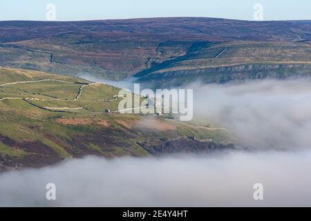 Wolkeninversion in Wensleydale, wobei die Wolken an den Talböden festhalten. Yorkshire Dales National Park, Großbritannien. Stockfoto