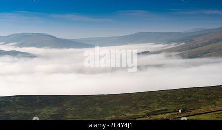 Wolkeninversion in Wensleydale, wobei die Wolken an den Talböden festhalten. Yorkshire Dales National Park, Großbritannien. Stockfoto