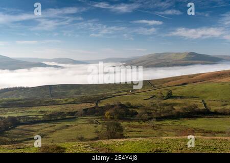 Wolkeninversion in Wensleydale, wobei die Wolken an den Talböden festhalten. Yorkshire Dales National Park, Großbritannien. Stockfoto