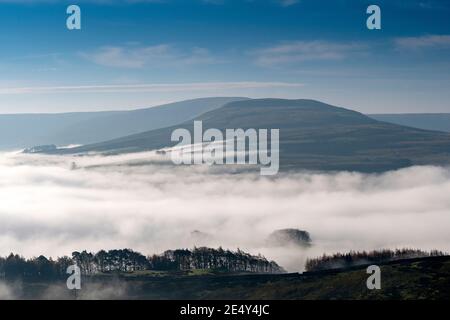 Wolkeninversion in Wensleydale, wobei die Wolken an den Talböden festhalten. Yorkshire Dales National Park, Großbritannien. Stockfoto