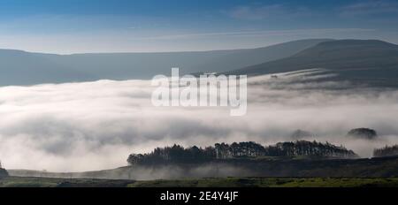 Wolkeninversion in Wensleydale, wobei die Wolken an den Talböden festhalten. Yorkshire Dales National Park, Großbritannien. Stockfoto