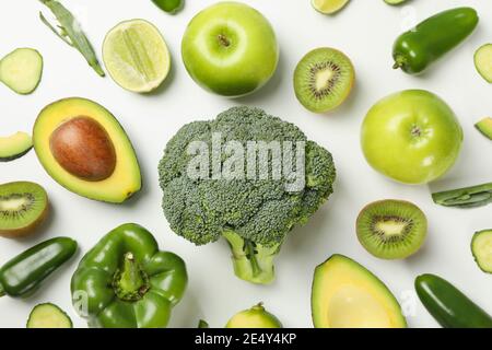 Grüne Gemüse und Früchte auf weißem Hintergrund angeordnet, ein frisches vitaminreiches Sortiment für Diät und Detox Stockfoto