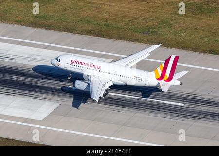 Stuttgart, 2. September 2016: Germanwings Airbus A319 am Flughafen Stuttgart (STR) in Deutschland. Airbus ist ein europäischer Flugzeughersteller Stockfoto