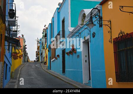 Kolonialhäuser mit bunten Stuckwänden und handgefertigten Tontöpfen mit Blumen entlang der Calzada de 16 de Septiembre.in Atlixco, Puebla Mexiko Stockfoto