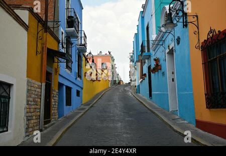 Kolonialhäuser mit bunten Stuckwänden und handgefertigten Tontöpfen mit Blumen entlang der Calzada de 16 de Septiembre.in Atlixco, Puebla Mexiko Stockfoto