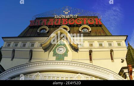 Wladiwostok, Russland-12. Juni 2020: Stadtlandschaft mit Blick auf das alte Bahnhofsgebäude. Stockfoto