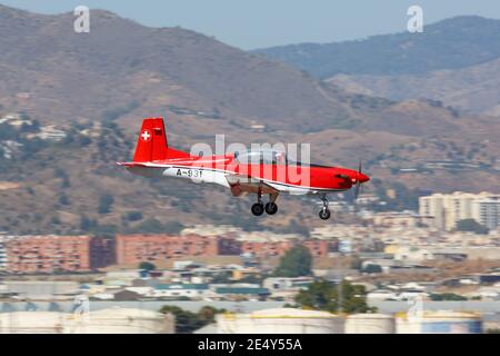 Malaga, Spanien - 28. Juli 2018: Flugzeug der Schweizer Armee Pilatus PC-7 am Flughafen Málaga (AGP) in Spanien. Stockfoto