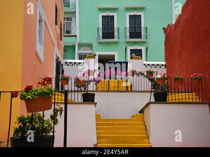 Kolonialhäuser mit bunten Stuckwänden und Tontöpfen mit Geranien an der Avenida Hidalgo in Atlixco, Puebla Mexiko. Stockfoto