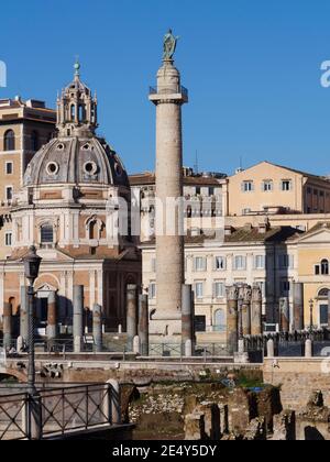 Rom. Italien. Forum von Trajan (Foro di Traiano), die Granitsäulen der Basilika Ulpia stehen im Vordergrund, die Säule von Trajan (AD 113) behin Stockfoto