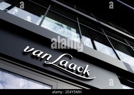 25. Januar 2021, Nordrhein-Westfalen, Mönchengladbach: Der Schriftzug des Hemdenherstellers van Laack, aufgenommen in einem Laden in der Firmenzentrale. Foto: Rolf Vennenbernd/dpa Stockfoto