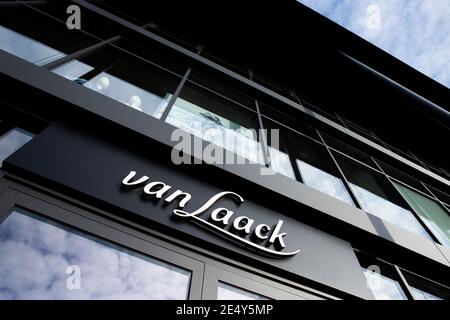 25. Januar 2021, Nordrhein-Westfalen, Mönchengladbach: Der Schriftzug des Hemdenherstellers van Laack, aufgenommen in einem Laden in der Firmenzentrale. Foto: Rolf Vennenbernd/dpa Stockfoto