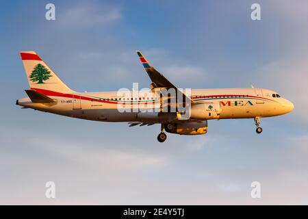 London, Großbritannien - 31. Juli 2018: Airbus A320 von MEA Middle East Airlines am Flughafen London Heathrow (LHR) in Großbritannien. Stockfoto