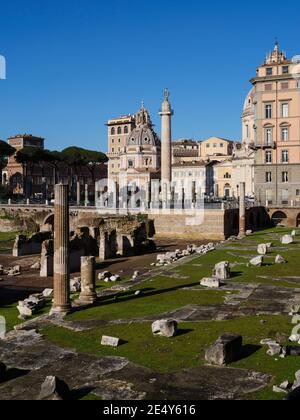 Rom. Italien. Überreste des Forums von Trajan (Foro di Traiano) und der Säule von Trajan (Colonna Traiana, AD 113). Stockfoto