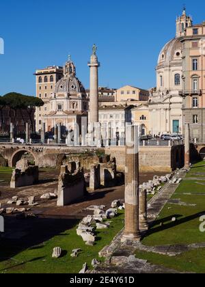 Rom. Italien. Überreste des Forums von Trajan (Foro di Traiano) und der Säule von Trajan (Colonna Traiana, AD 113). Stockfoto