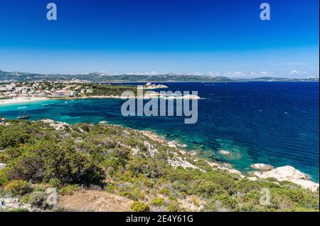 Bunte Frühsommer Blick auf die Nordküste Sardiniens mit Baia Sardinia, Capo d’Orso, der fernen Insel La Madallena und Türkis Mediterran Stockfoto