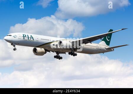 London, Vereinigtes Königreich - 31. Juli 2018: PIA Pakistan International Boeing 777 Flugzeug am Flughafen London Heathrow (LHR) im Vereinigten Königreich. Stockfoto