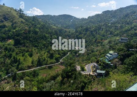 Das Tal von Ella Sri Lanka. Panoramablick über die Bergstraße, die zur Stadt Ella führt. Skyline im Dschungel Stockfoto