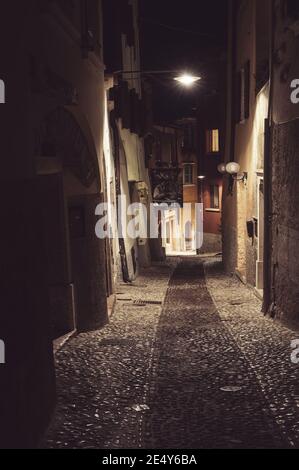 Enge gepflasterte Straße in Malcesine, am Ostufer des Gardasees in der Region Venetien in Italien. Stockfoto