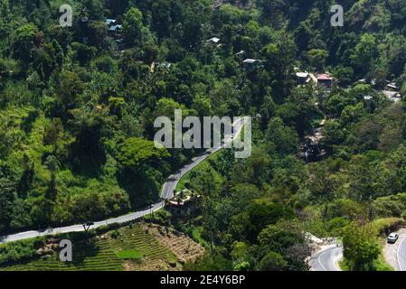 Bergstraße, die durch den Dschungel führt. Kurve der Straße in üppig grünen Bergwald. Sri Lanka. Stockfoto