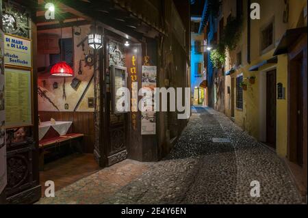 Bar Eingang und gepflasterte Straße in Malcesine, am Ostufer des Gardasees in der Region Venetien in Italien. Stockfoto