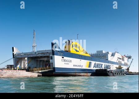 Anek Lines Coraggio, eine Fähre von Griechenland nach Italien im Hafen von Venedig, Italien. Stockfoto