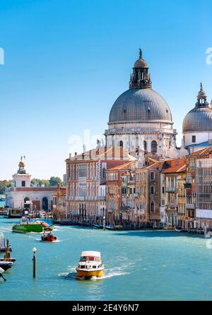 Die Basilika Santa Maria della Salute mit dem Canal Grande im Vordergrund, Venedig, Italien. Stockfoto