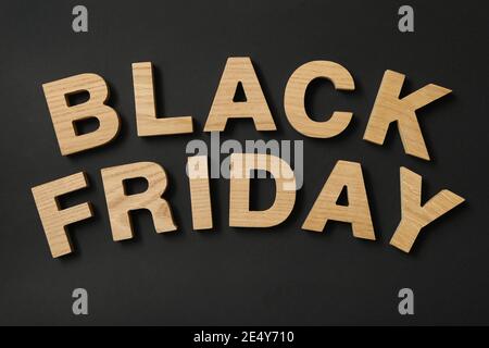 Text Schwarzer Freitag aus Holzbuchstaben auf schwarzem Hintergrund Stockfoto