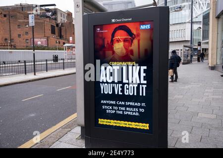 Die neueste Version der HM-Regierung und der NHS-Beratungsgremien, die den Menschen raten, so zu handeln, als ob sie es bekommen, und dass jeder das Virus verbreiten und die Regeln während der dritten nationalen Coronavirus-Sperre in Birmingham am 18. Januar 2021 in Birmingham, Großbritannien, befolgen kann. Nach dem jüngsten Anstieg der Fälle, einschließlich der neuen Variante von Covid-19, empfiehlt diese landesweite Sperre, die eine effektive Tier-fünf ist, allen Bürgern, der Botschaft zu folgen, zu Hause zu bleiben, den NHS zu schützen und Leben zu retten. Stockfoto