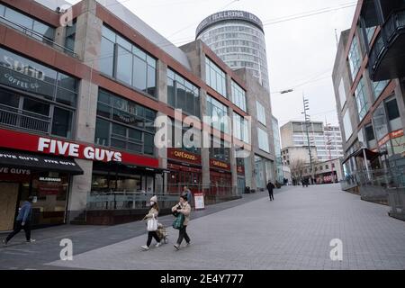 National Coronavirus Lockdown Three setzt sich in der Nähe des Bull Ring Shopping Centre im Stadtzentrum von Birmingham fort, das sehr leer ist, abgesehen von einigen Leuten, die Gesichtsmasken tragen, am 18. Januar 2021 in Birmingham, Großbritannien. Nach dem jüngsten Anstieg der Fälle, darunter die neue Variante von Covid-19, ist diese landesweite Sperre, die eine effektive Tier fünf ist, gestern in Betrieb genommen worden, wobei alle Bürger der Botschaft folgen sollten, zu Hause zu bleiben, den NHS zu schützen und Leben zu retten. Stockfoto