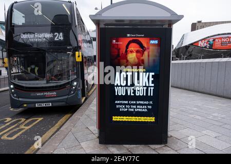 Die neueste Version der HM-Regierung und der NHS-Beratungsgremien, die den Menschen raten, so zu handeln, als ob sie es bekommen, und dass jeder das Virus verbreiten und die Regeln während der dritten nationalen Coronavirus-Sperre in Birmingham am 18. Januar 2021 in Birmingham, Großbritannien, befolgen kann. Nach dem jüngsten Anstieg der Fälle, einschließlich der neuen Variante von Covid-19, empfiehlt diese landesweite Sperre, die eine effektive Tier-fünf ist, allen Bürgern, der Botschaft zu folgen, zu Hause zu bleiben, den NHS zu schützen und Leben zu retten. Stockfoto