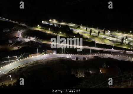 autobahn und Landstraßen umwinen und voller Lichter in der Dunkelheit der Nacht. Stockfoto