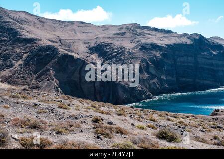 Tropische Insel trockene Berge voller Schmutz und Felsen Ein Sommertag am atlantik Stockfoto