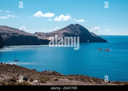 Tropische Insel trockene Berge voller Schmutz und Felsen Ein Sommertag am atlantik Stockfoto