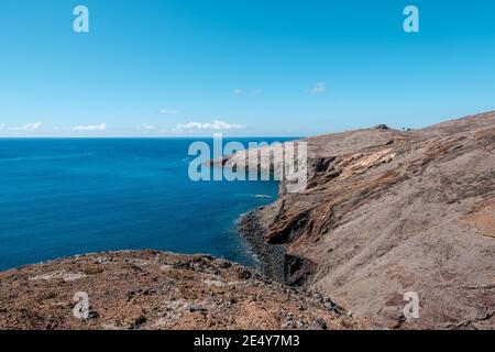 Tropische Insel trockene Berge voller Schmutz und Felsen Ein Sommertag am atlantik Stockfoto